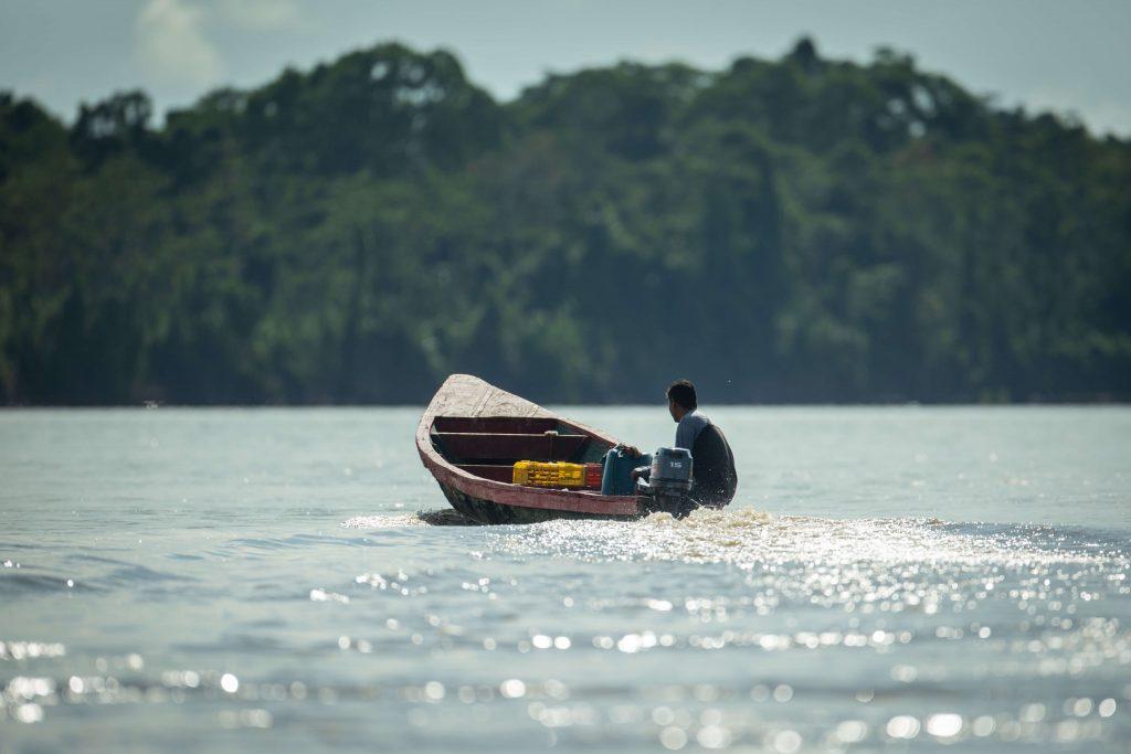 Viaje en el río Humedales del Datem