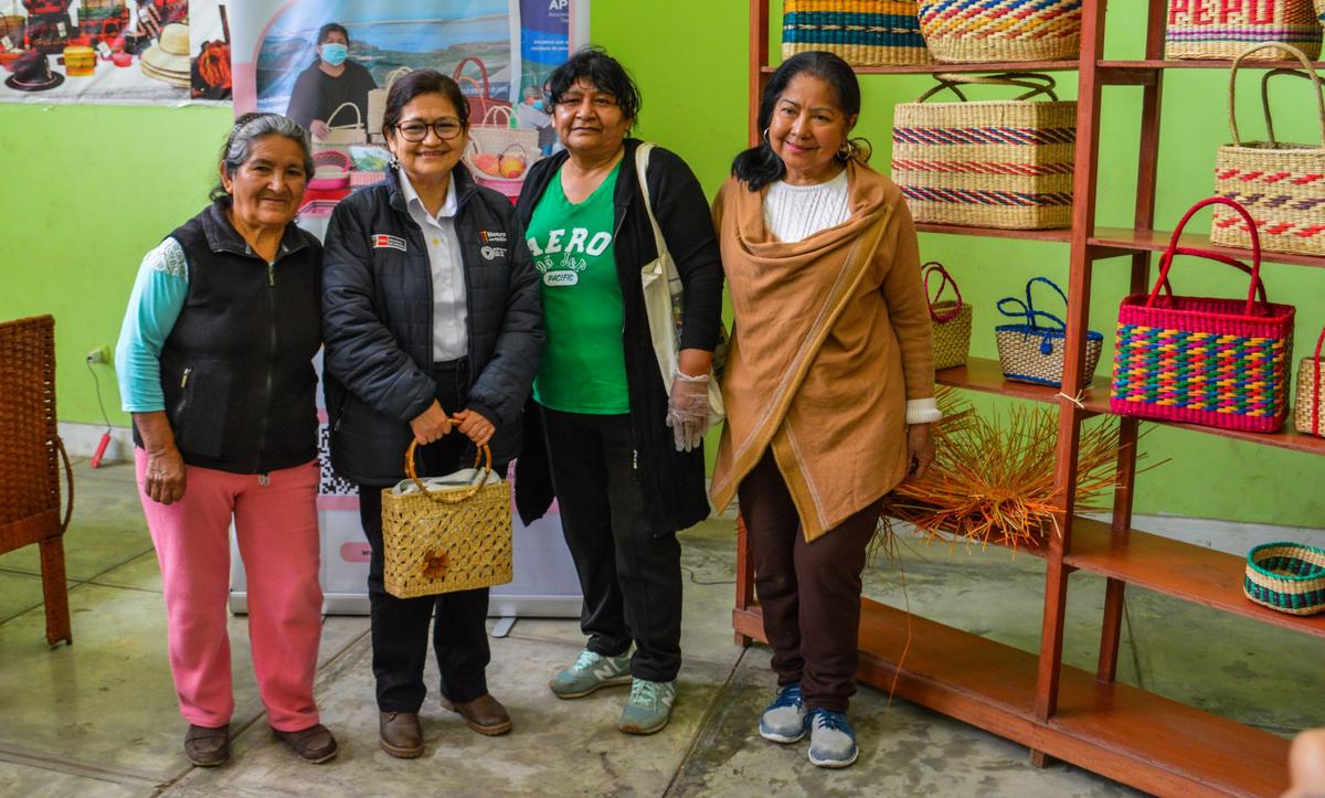 Yamina Silva, viceministra de Desarrollo Estratégico de los Recursos Naturales del MINAM, junto a 3 emprendedoras de la Asociación de Mujeres Artesanas de Medio Mundo (AMARTEMM).
