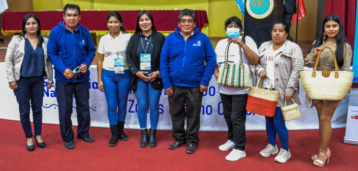 Representantes de la Asociación de Pescadores Artesanales Consumo Humano San Pedro Caleta de Carquín, Asociación Madre Perla de Cabo Blanco, Asociación de Mujeres Artesanas de Medio Mundo (AMARTEMM) y Organización Los Hijos del Viento Cabo Blanco.