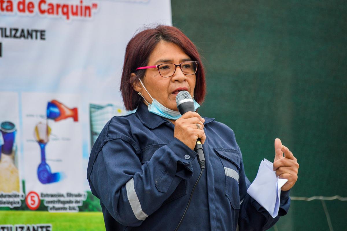 Marleny Lapo, presidenta de APROBIOSPECC, da la bienvenida a la planta.