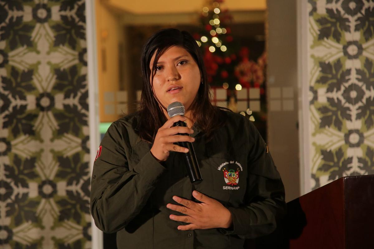 Erika Vásquez Torres, ganadora de la categoría Guardaparque Destacada, durante su exposición despuésde recibir el premio.
