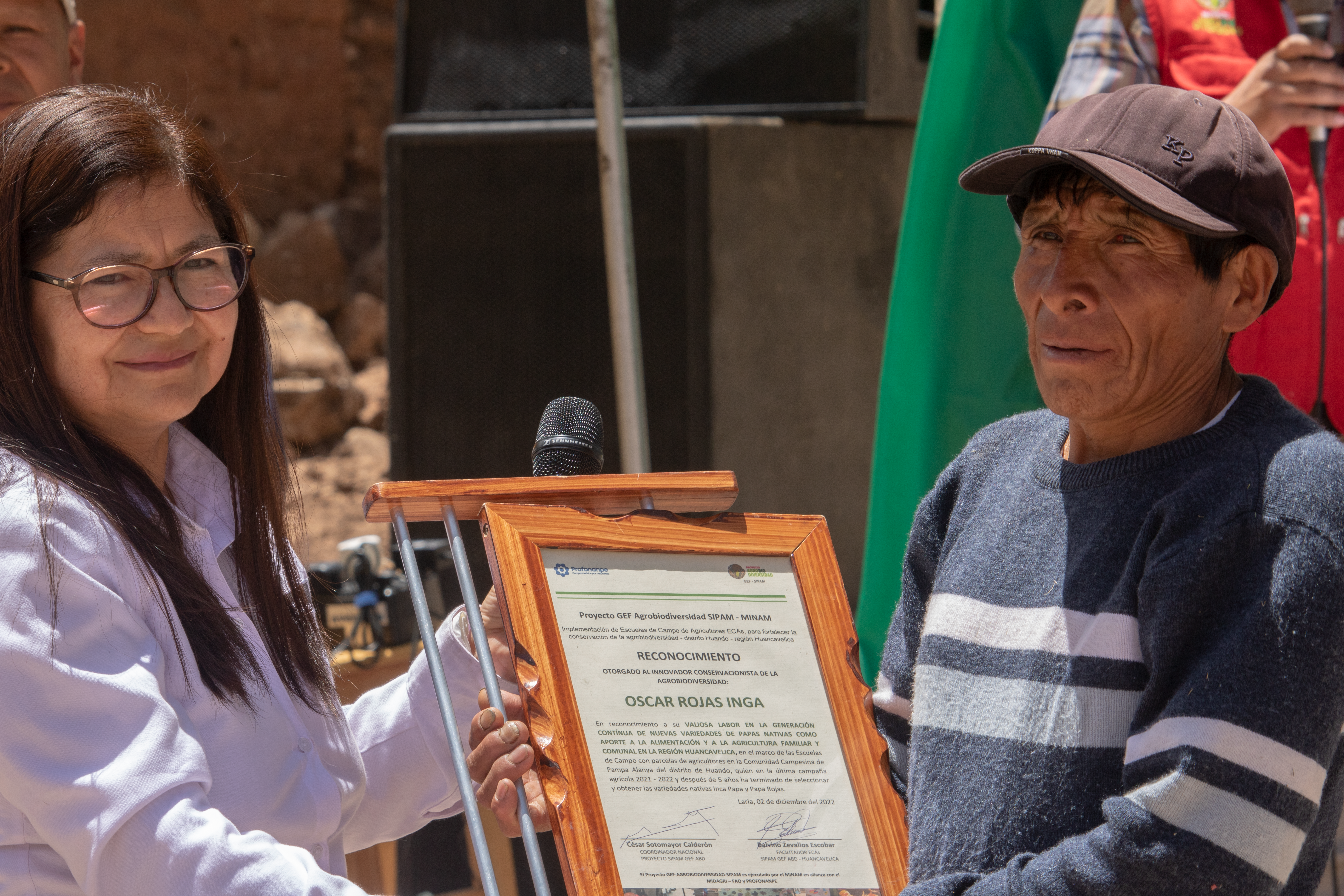 Yamina Silva entrega un reconocimiento al trabajo de Oscar Rojas, agricultor de las Escuelas de Campo de Agricultores (ECAs) del distrito de Huando, Huancavelica, por ser personaje innovador que conserva y cría 135 variedades de papas nativas. Óscar también obtuvo 2 nuevas variedades nativas de papas a las que denominó “Inca Papa” y “Papa Rojas”.