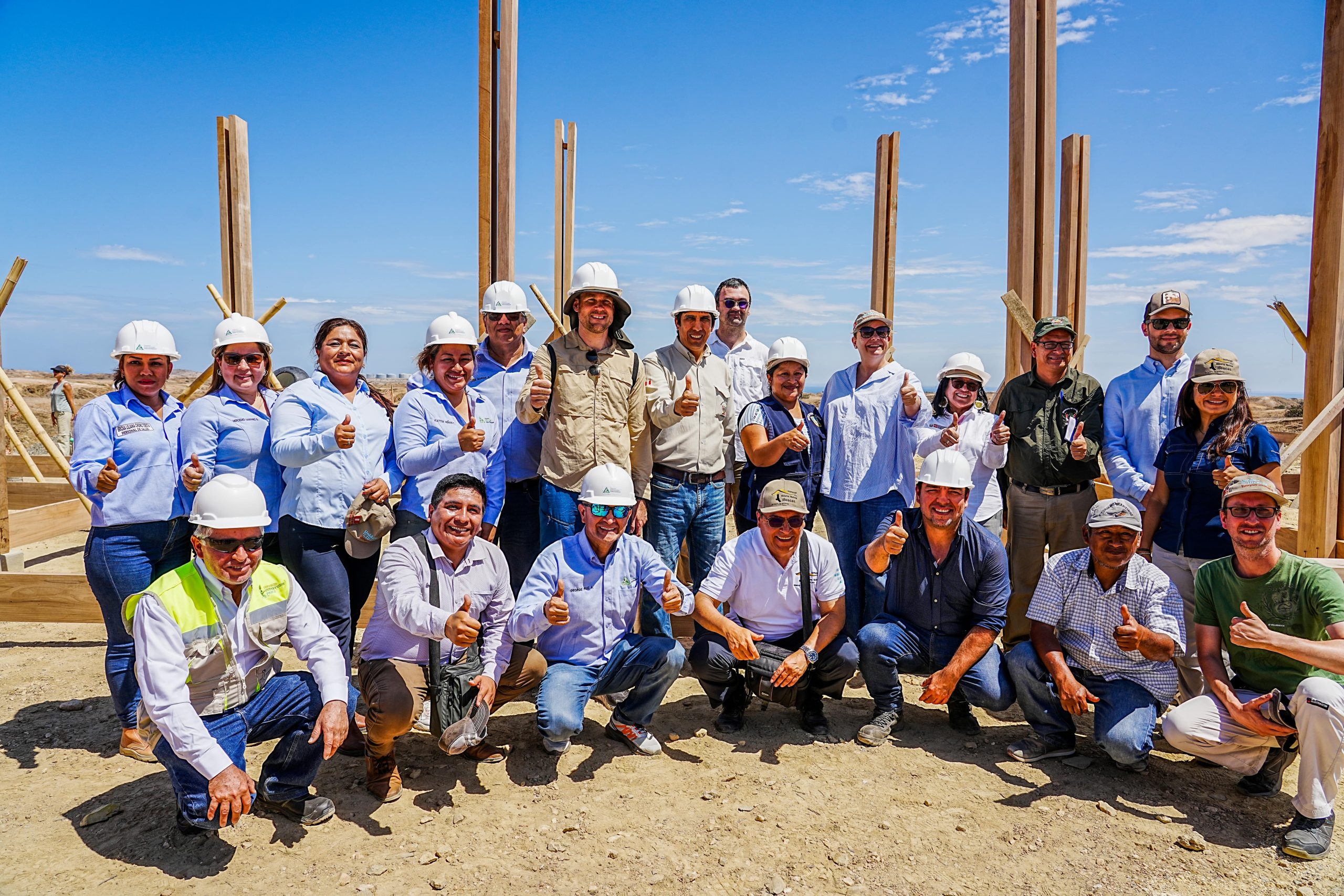 Equipo de la Reserva Nacional Illescas junto a Albina Ruiz, ministra del Ambiente; José Carlos Nieto, jefe del Sernanp; Sabine Bloch, embajadora de la República de Alemania, Simon Erhard, director residente de KfW Banco de Desarrollo en Perú; Jeff Pradel, coordinador del proyecto PAN III; y Anton Willems, CEO de Profonanpe.